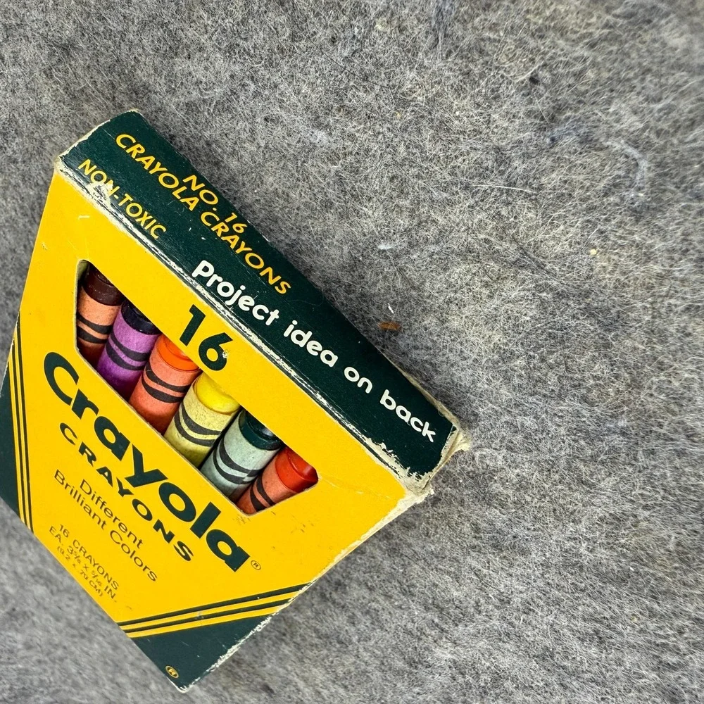Vintage 1985 CRAYOLA CRAYONS Box of 16 All Colors 80s Bunny Caterpillar Projects